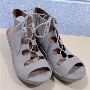 Clarks Stylish Gray Lace-Up Sandals​​​​​